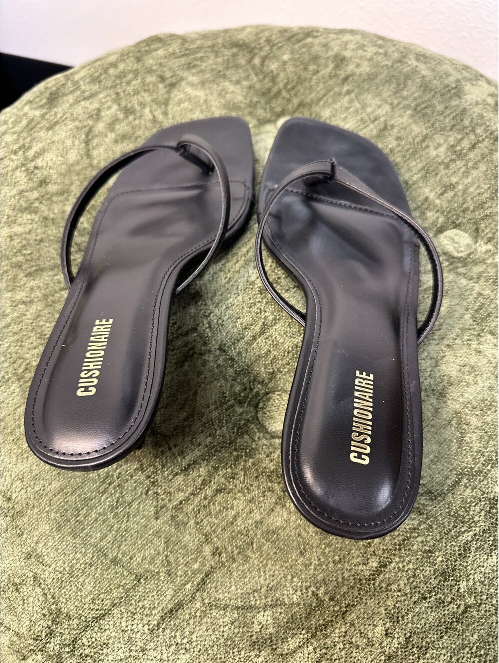 Cushionaire Miami Kitten Heel Thong Sandals Memory Foam Ebony Women's 8